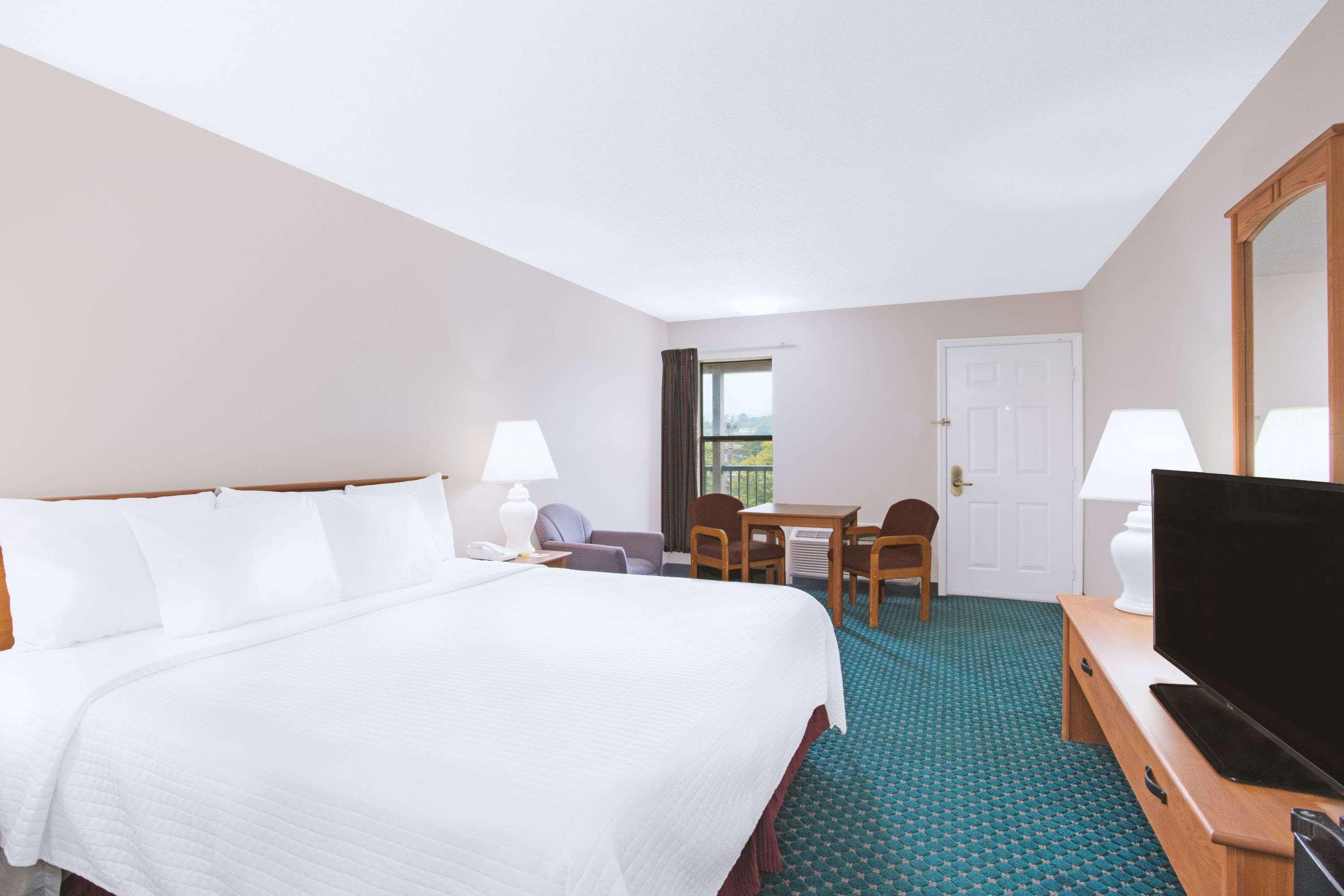 Days Inn By Wyndham ווית'וויל מראה חיצוני תמונה
