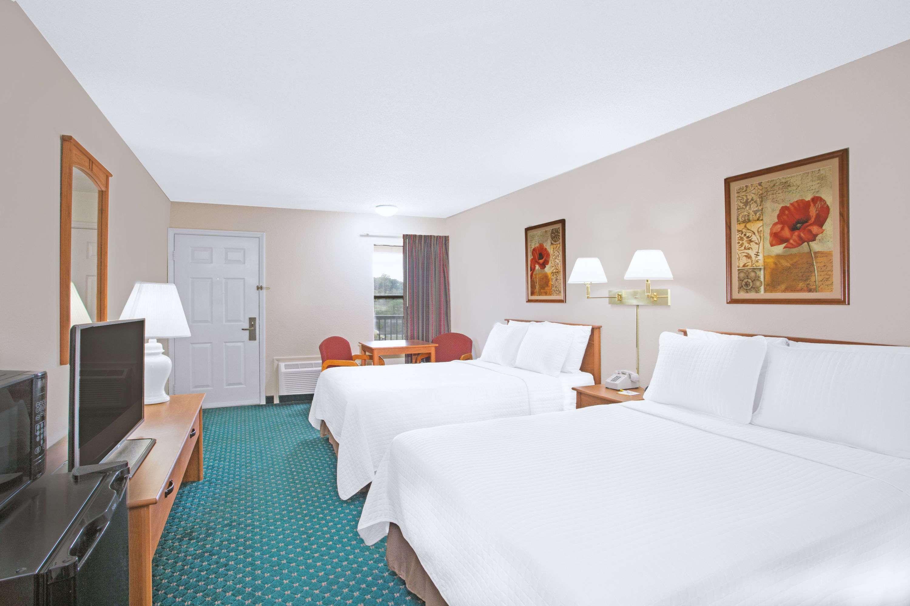 Days Inn By Wyndham ווית'וויל מראה חיצוני תמונה