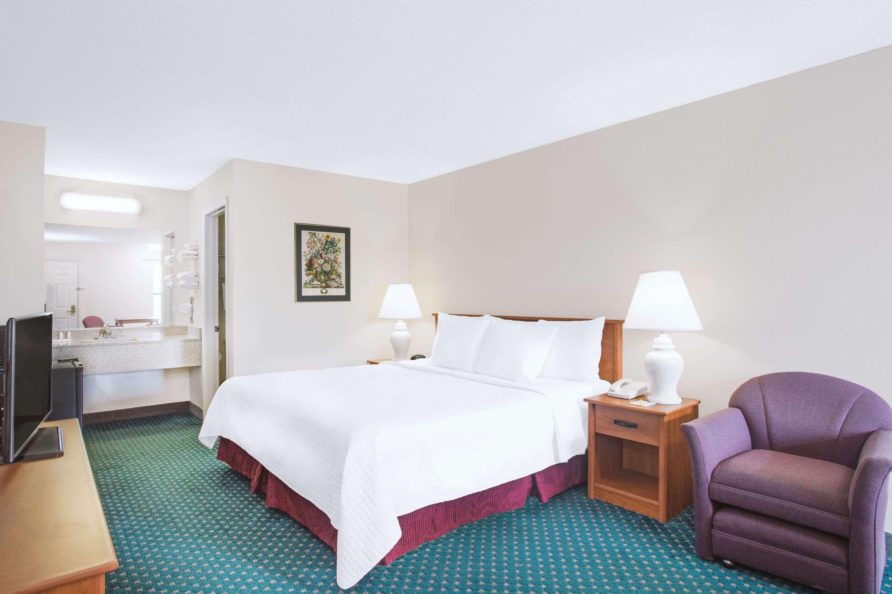 Days Inn By Wyndham ווית'וויל מראה חיצוני תמונה