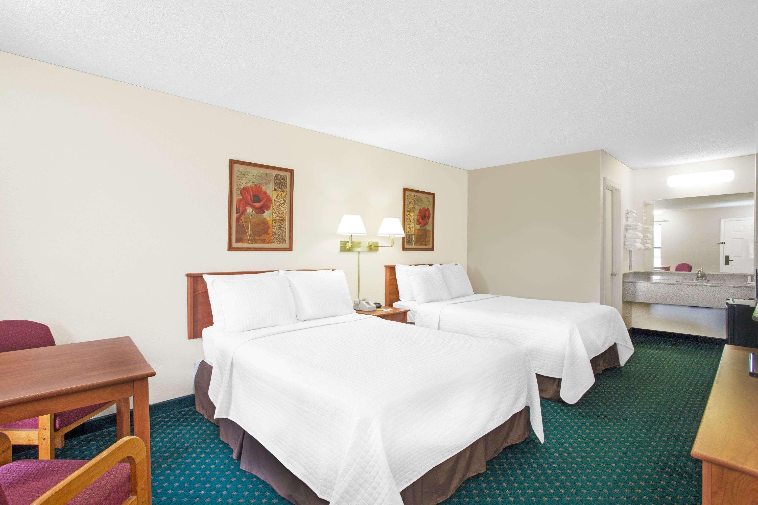 Days Inn By Wyndham ווית'וויל מראה חיצוני תמונה